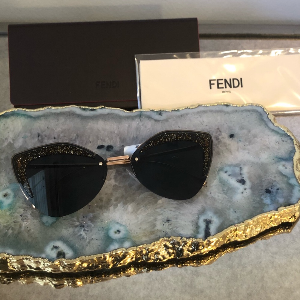 ⚜️Gorgeous Fendi Sunglasses⚜️